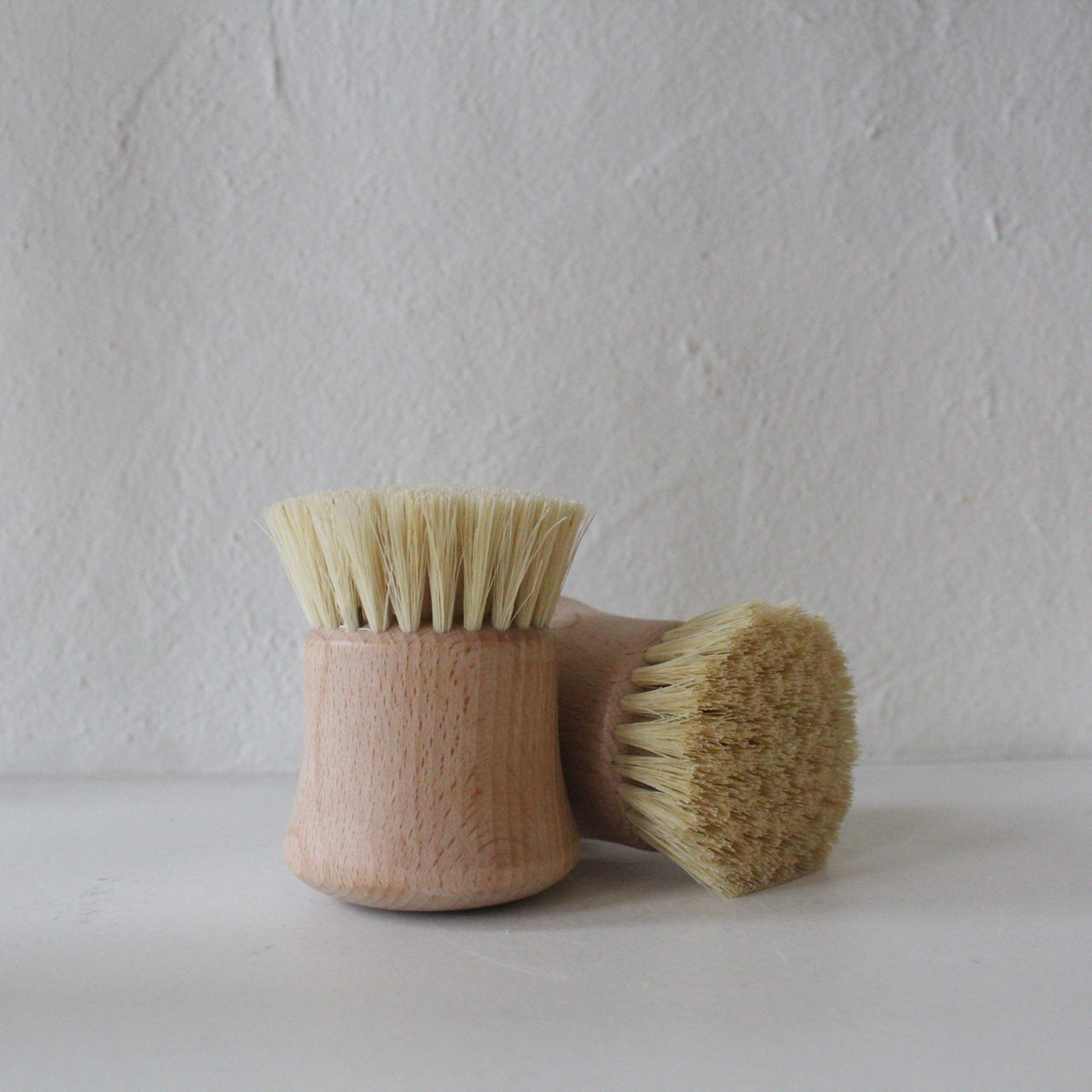 Short Round Wood Brush